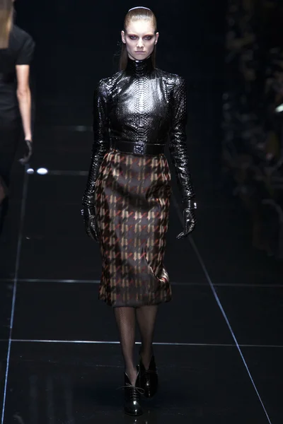 Look 10